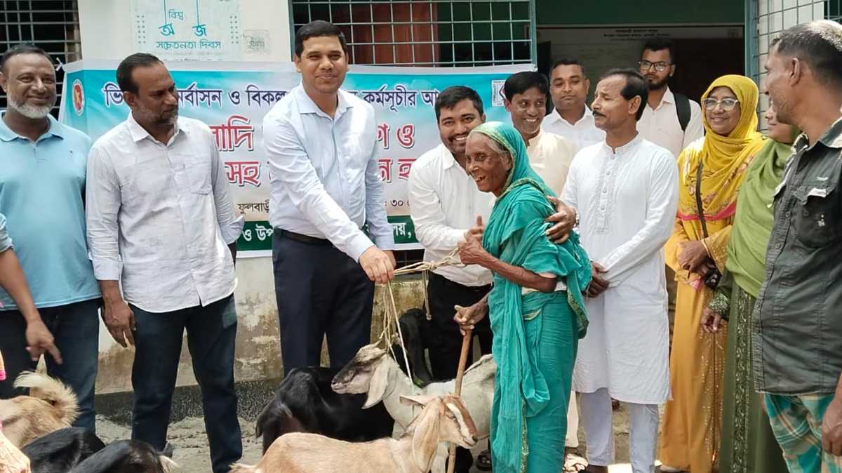 ফুলবাড়ীতে ভিক্ষুক পুনর্বাসনে ছাগল ও মুদি দোকান হস্তান্তর