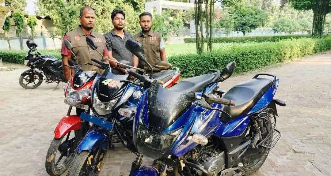দিনাজপুরে ডিবি পুলিশের বিশেষ অভিযানে ৩টি চোরাই মোটরসাইকেলসহ আন্তঃজেলা চোরচক্রের ১ সদস্য গ্রেপ্তার