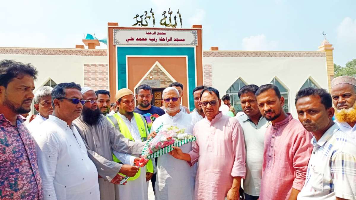 আমিরাতের ৫ অতিথিকে সঙ্গে নিয়ে বীরগঞ্জে দৃষ্টিনন্দন মসজিদ উদ্বোধন এমপি মনজুরুল ইসলাম