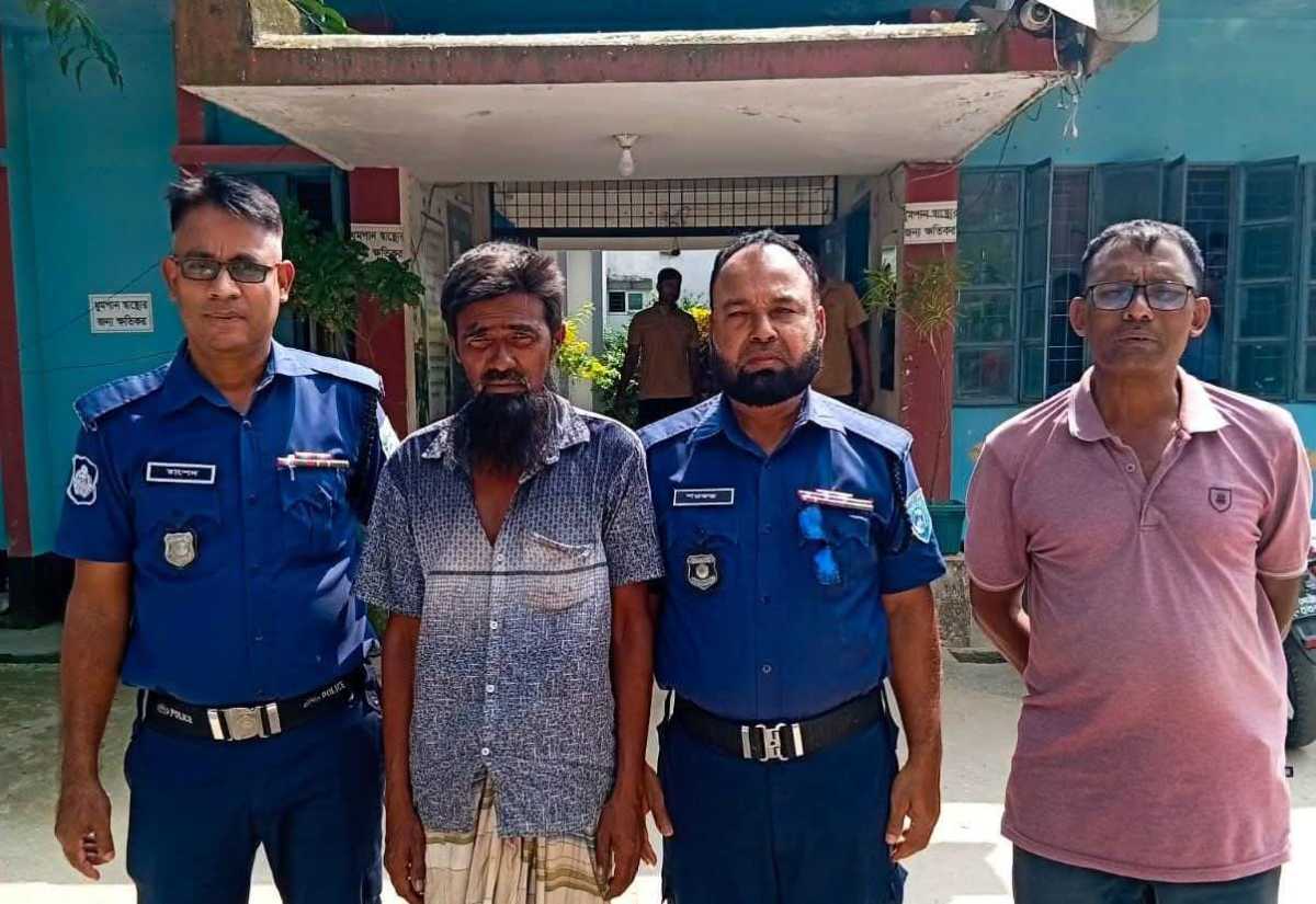 চিরিরবন্দরে চোলাই মদসহ আটক-১।