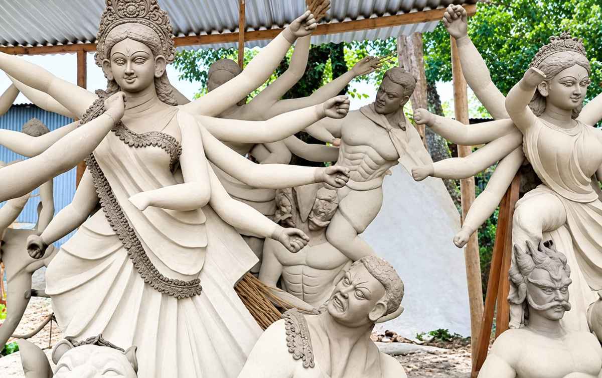 নবাবগঞ্জে শারদীয় দুর্গাপূজার প্রতিমা তৈরিতে ব্যস্ত সময় পারছে মৃৎশিল্পীরা