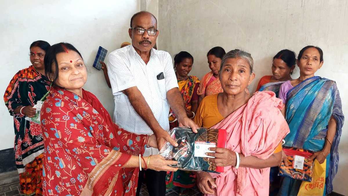 বীরগঞ্জে মায়ের মৃত্যুবার্ষিকীতে গরিব-দুস্থদের মাঝে বস্ত্র ও নগদ অর্থ বিতরণ