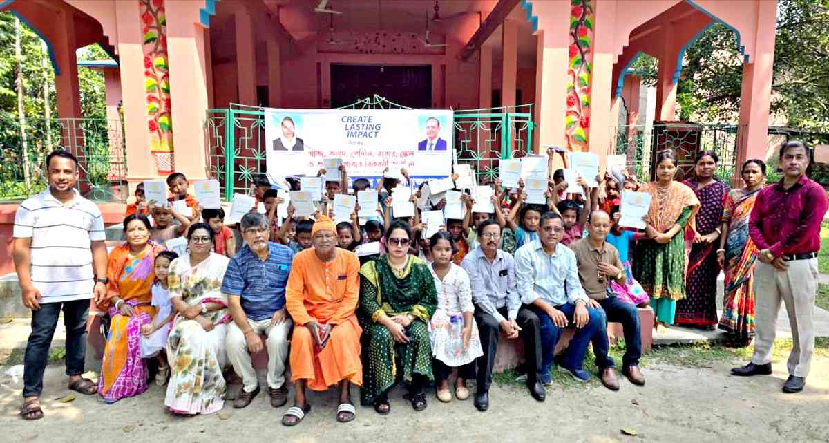 দিনাজপুরে খোচনা রামকৃষ্ণ আশ্রম স্কুলের দুস্থ,অসহায় শিশুদের মাঝে শিক্ষা উপকরণ ও শুকনো খাবার বিতরণ করেছে রোটারী ক্লাব