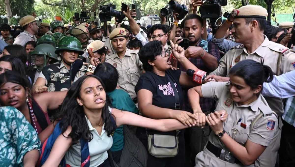 ফের উত্তাল দিল্লি, বিক্ষোভকারীদের সঙ্গে পুলিশের হাতাহাতি