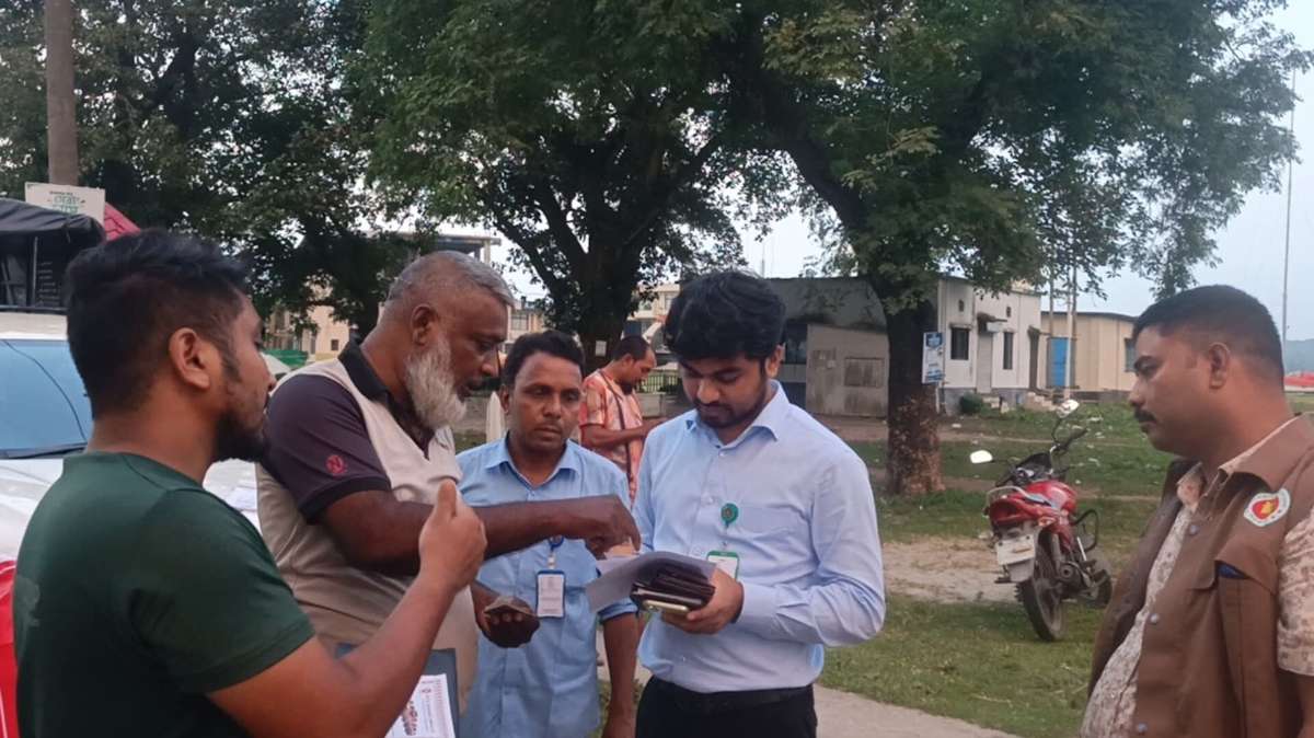 লালমনিরহাটে নিরাপদ সড়ক গড়ার লক্ষ্যে মাঠে নেমেছে ভ্রাম্যমাণ আদালত