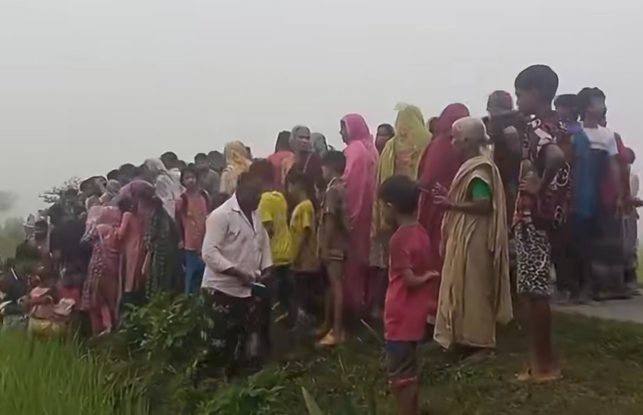 চিরিরবন্দরে ভ্যান চালককে হত্যা করে ভ্যান ছিনতাই,ধান ক্ষেতে লাশ উদ্ধার