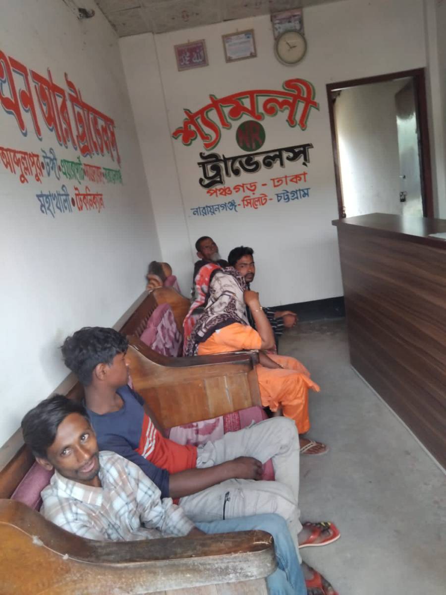 পঞ্চগড়ে পুশইন হওয়া ৬ জন বাসে উঠতে গিয়ে স্থানীয় হাতে আটক 