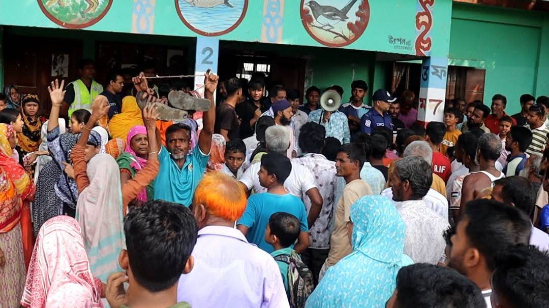 পঞ্চগড়ে প্রধান শিক্ষকের মৃত্যুর ঘটনায় বিদ্যালয়ে ঢুকে ৪ ঘন্টা বিক্ষোভ অভিভাবক ও স্থানীয়দের