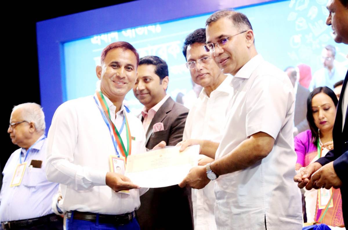 জাতীয় পর্যায়ে গুণী শিক্ষক সংবর্ধনা পেলেন বিরলের তাজ আল মিনার
