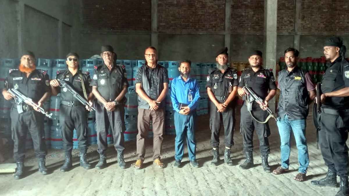 পার্বতীপুরে অতিরিক্ত দামে গ্যাস বিক্রি,  দুই ব্যবসায়ীকে জরিমানা