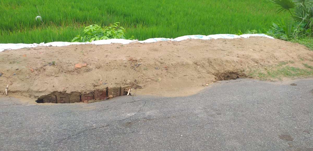 দায়সারা মেরামতে ফের ভাঙছে বেলপুকুর-উচাই সংযোগ সড়কটি