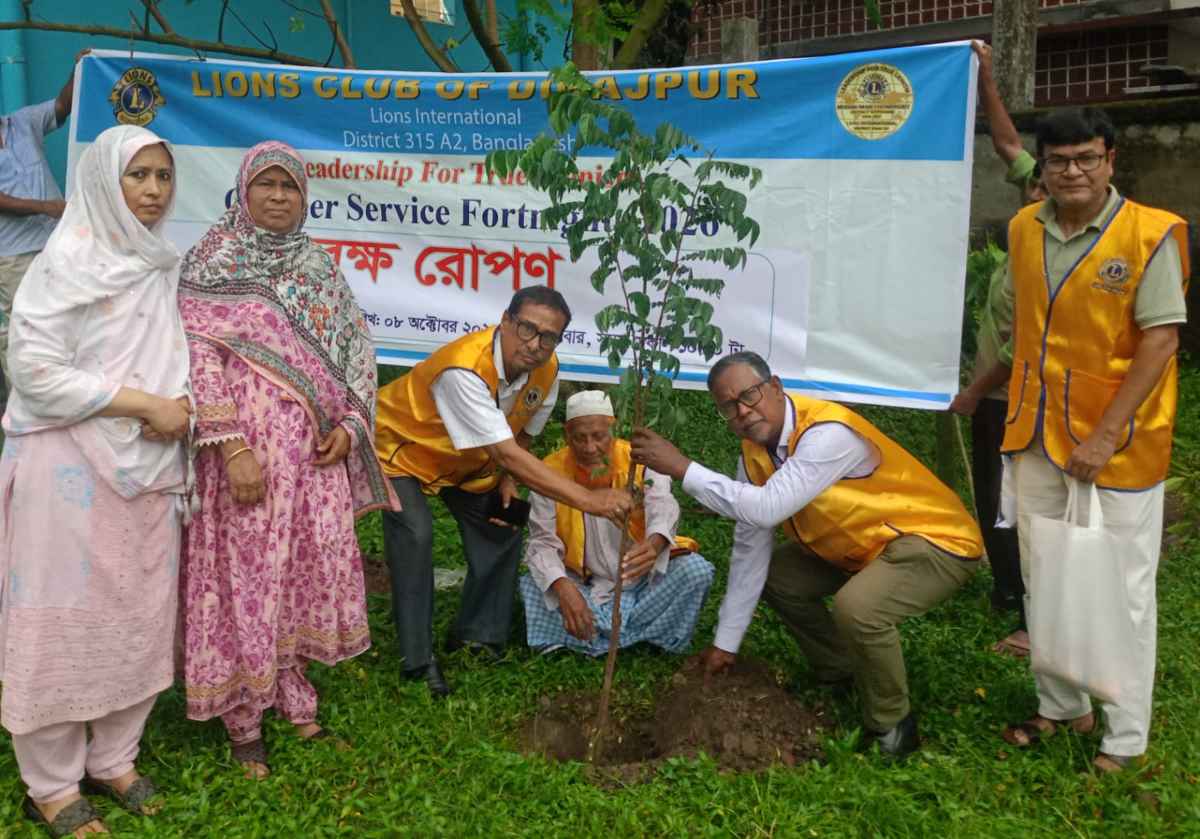 অক্টোবর সেবাপক্ষ  উপলক্ষে দিনাজপুর লায়ন্স  ক্লাবের  বৃক্ষরোপণ কর্মসূচি অনুষ্ঠিত