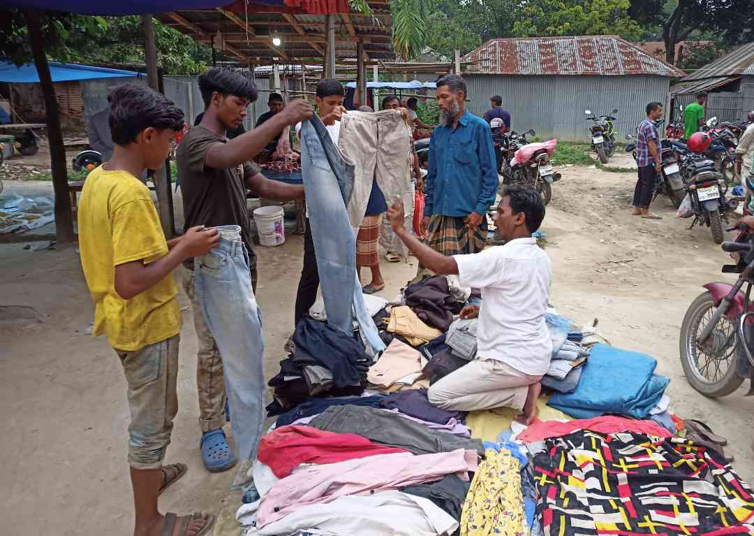 শ্রমিকের ঘামে ভেজা কর্মব্যস্ততায় একমাত্র ভরসা  পুরোনো কাপড়