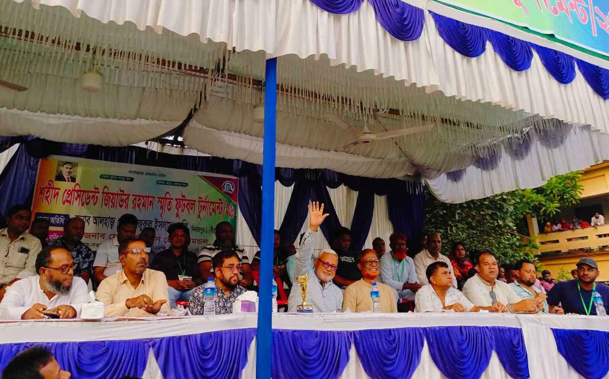 বীরগঞ্জে শহীদ জিয়াউর রহমান স্মৃতি ফুটবল টুর্নামেন্টের উদ্বোধন 