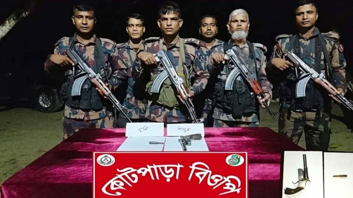 ঠাকুরগাঁওয়ে বিজিবির অভিযানে উদ্ধার দেশীয় পিস্তল ও গুলি