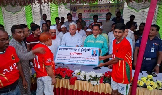 হিলিতে আরাফাত রহমান কোকো স্মৃতি ফুটবল টুর্নামেন্ট ফাইনাল খেলা অনুষ্ঠিত হয়েছে