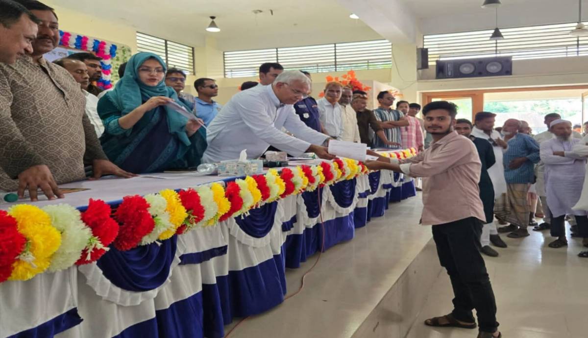 ঘোড়াঘাটে পূজামণ্ডপে চালের বরাদ্দপত্র বিতরণ করলেন সমাজকল্যাণমন্ত্রী