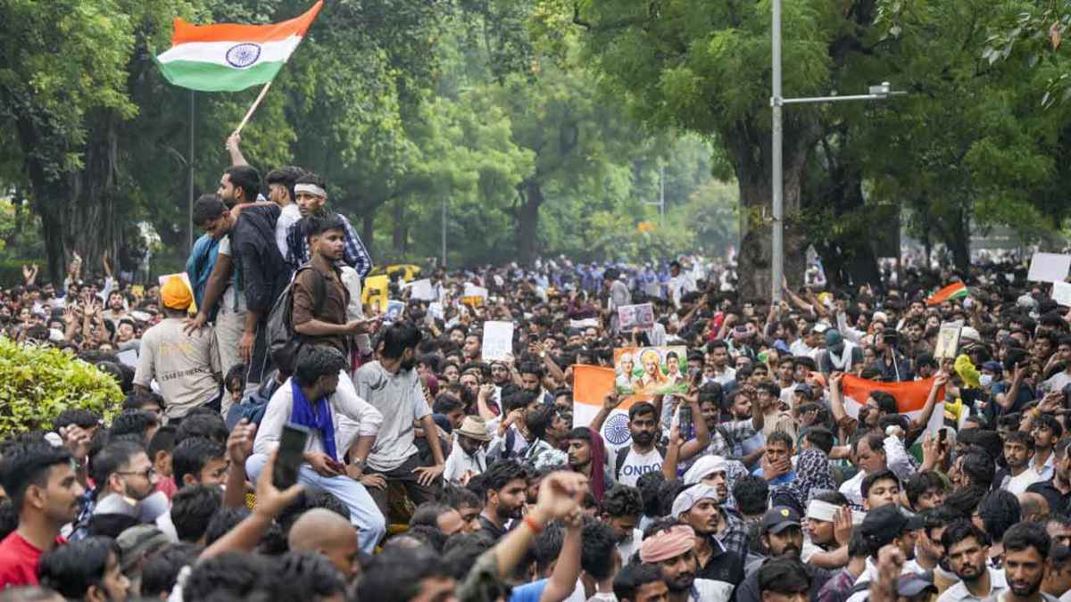 দিল্লিতে ট্রেন, মেট্রো চলাচল বন্ধ করেছে কেন্দ্রীয় সরকার। 