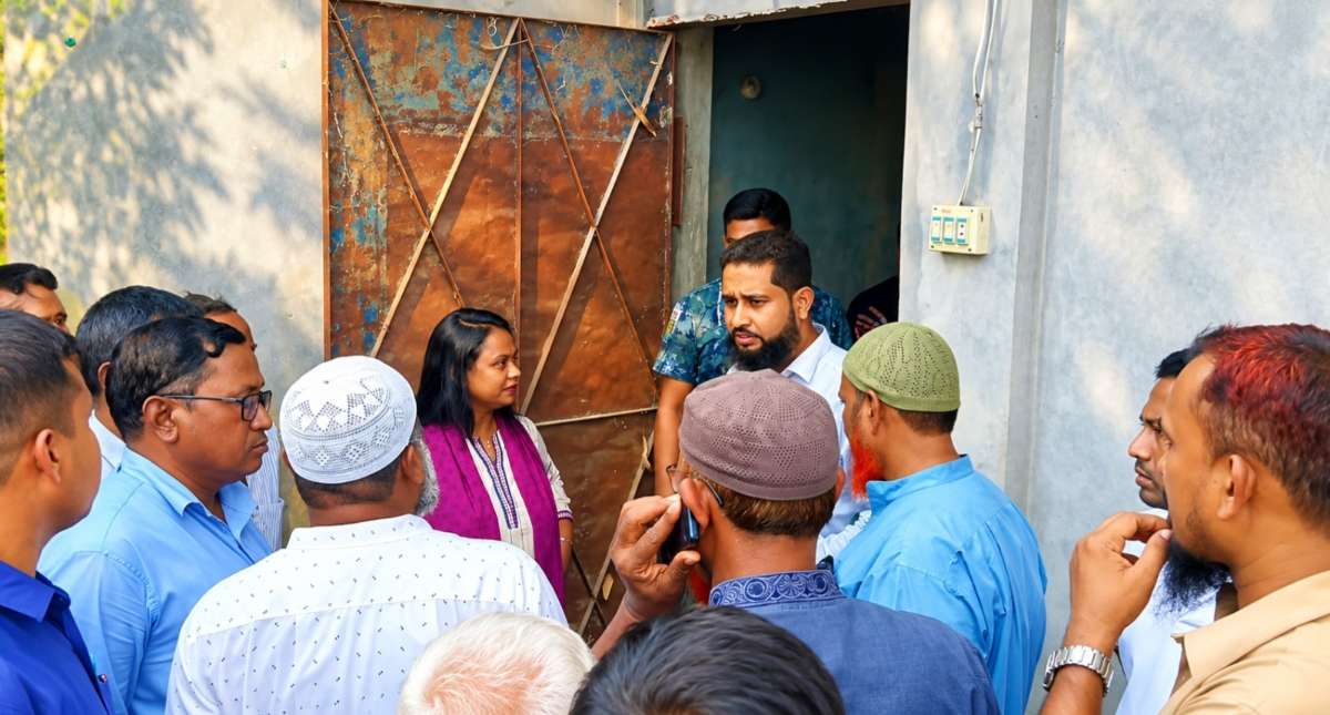 বীরগঞ্জে ধান চালের গোডাউনে মিলল ১৯৮ বস্তা টিএসপি সার