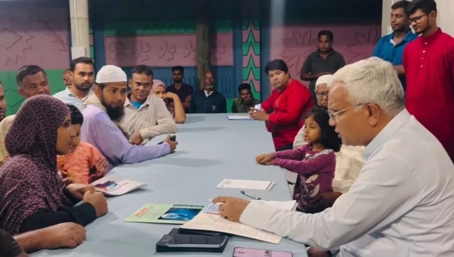 সরকারি ব্যস্ততার ফাঁকে গ্রামের বাড়িতে রোগী দেখেন মন্ত্রী জাহিদ হোসেন