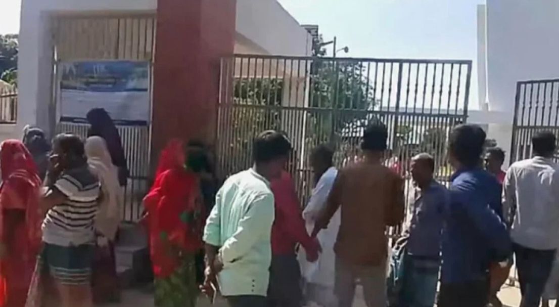 রুহিয়ায় বিএনপির দুই কর্মী গ্রেফতারের প্রতিবাদে থানার ফটকে অবস্থান