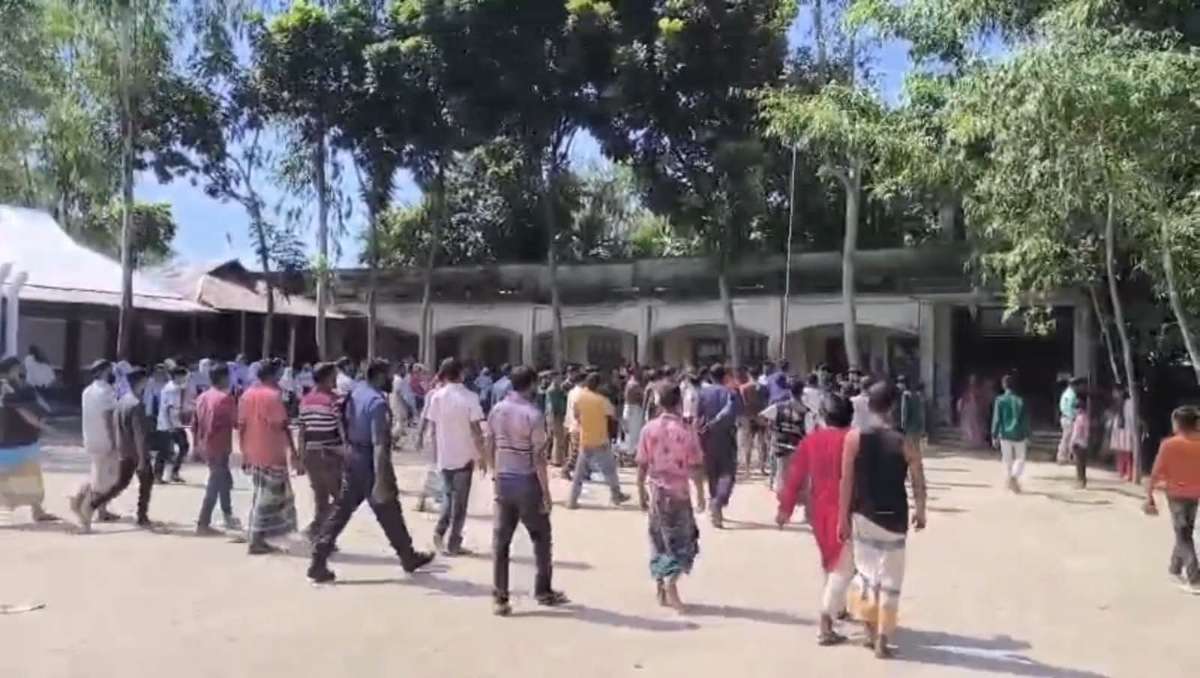 বিদ্যালয়ে বহিরাগতদের হামলা লালমনিরহাটে প্রধান শিক্ষক ও ১৩ শিক্ষার্থীসহ আহত ১৪