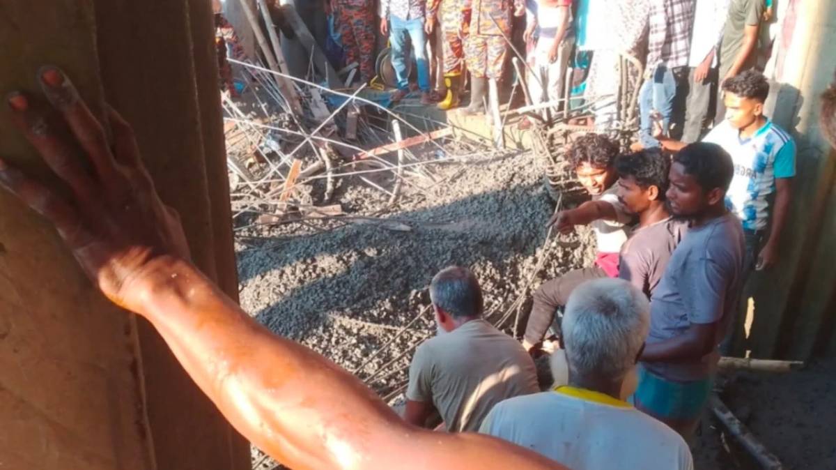পৌরভবনের ছাদ ধসে প্রাণ গেল ২ শ্রমিকের