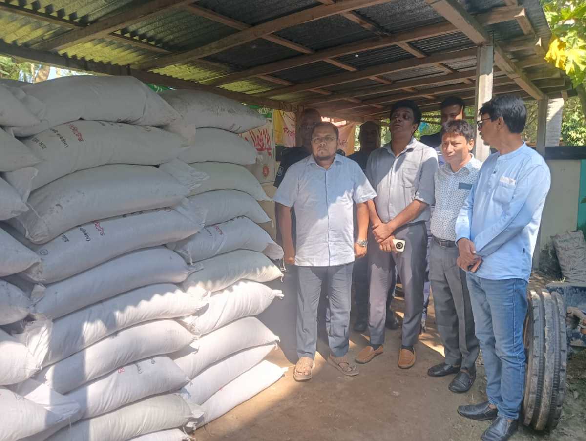 পঞ্চগড়ে পাচারকালে ১২০ বস্তা সার উদ্ধার, বিক্রয় বন্ধ সহ ডিলারশীপ বাতিলের সুপারিশ 