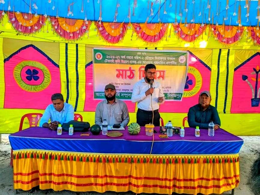 নবাবগঞ্জে তরমুজ চাষে উদ্বুদ্ধ করতে কৃষকদের নিয়ে মাঠ দিবস