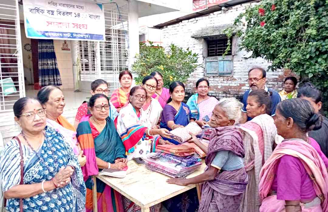 দূর্গা পূজা উপলক্ষ্যে রায়সাহেব বাড়ী সারদা সংঘের উদ্যোগে বস্ত্র বিতরণ