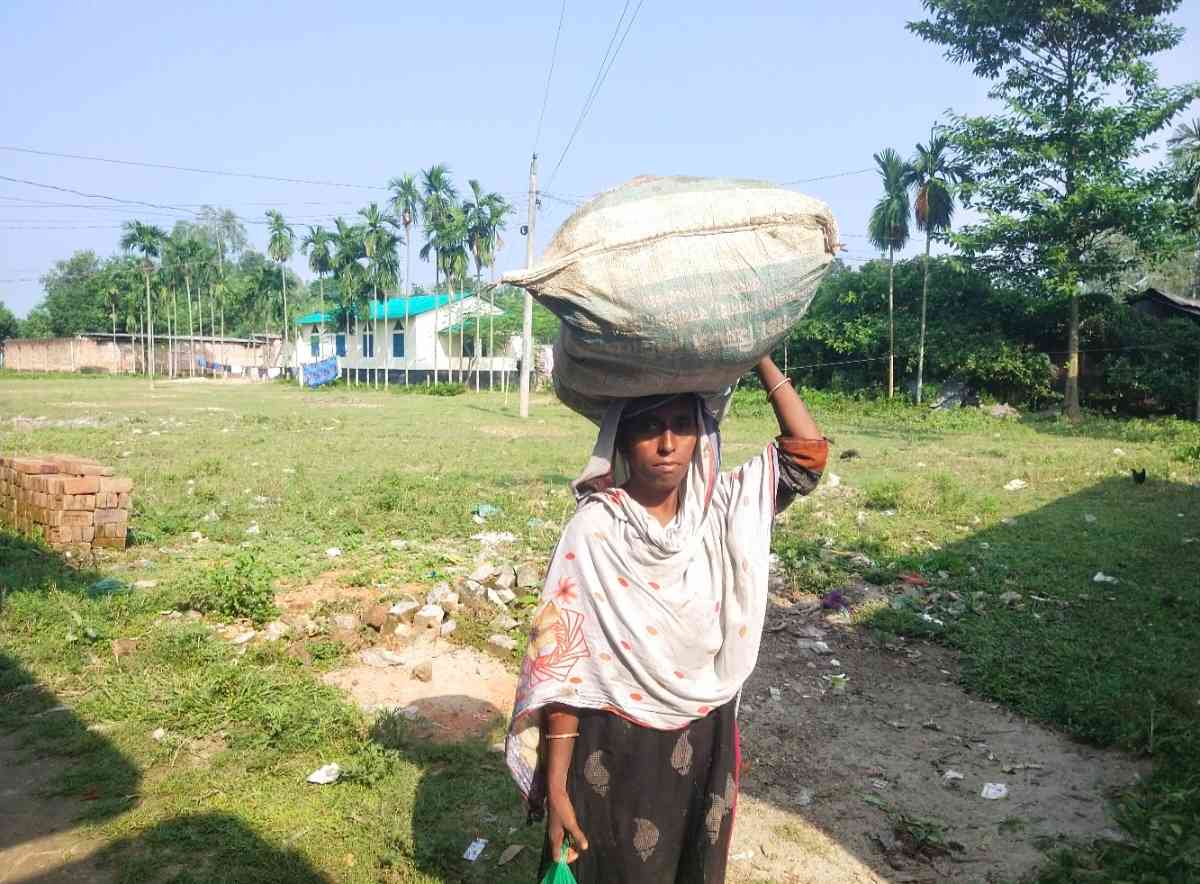 মাথায় শাকের বোঝা, বুকে সন্তানদের স্বপ্ন স্বামী নিখোঁজ, তবু থামেনি মমতার জীবনসংগ্রাম