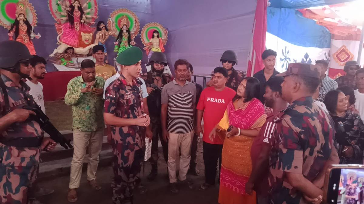 দুর্গাপূজার নিরাপত্তায় শান্তিপূর্ণ পরিবেশ নিশ্চিত করতে পঞ্চগড়ের সীমান্ত এলাকায় বিজিবি মোতায়েন