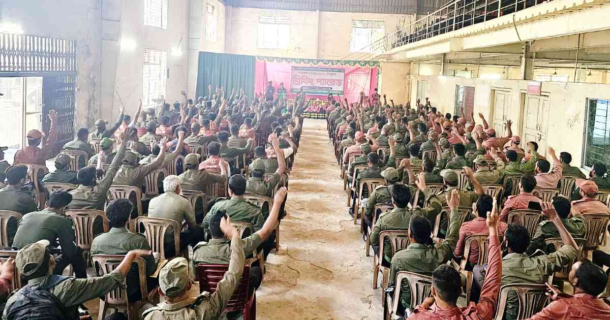 দিনাজপুরে দুর্গাপূজা ঘিরে নিরাপত্তা নিশ্চিত করতে আনসার ও ভিডিপির ব্রিফিং প্যারেড