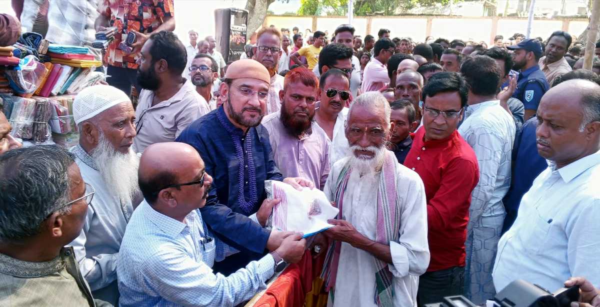 দিনাজপুরের বোচাগঞ্জে দুর্গাপূজা উপলক্ষে অসহায়-দুঃস্থদের মাঝে বস্ত্র বিতরণ