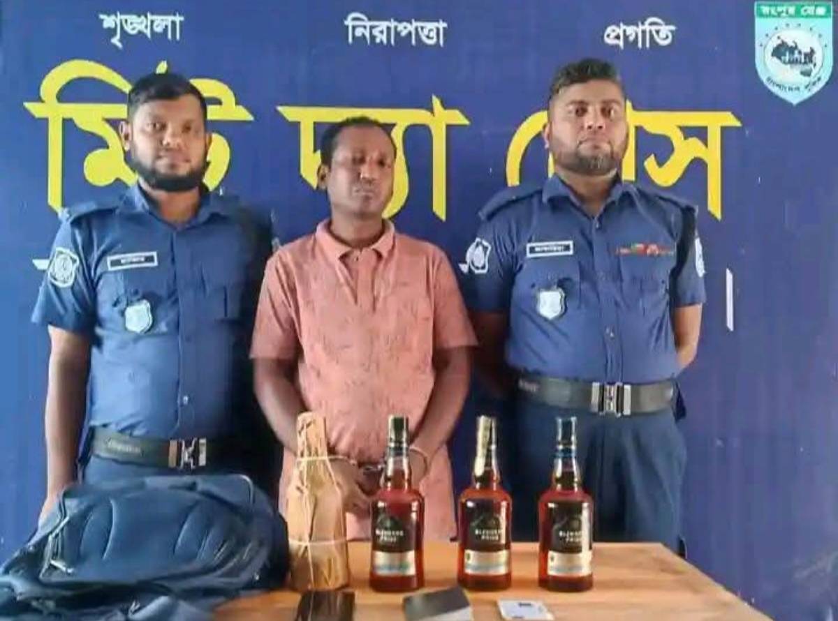 হাকিমপুরে মদসহ আটক ভারতীয় নাগরিক, উদ্ধার ৪ বোতল
