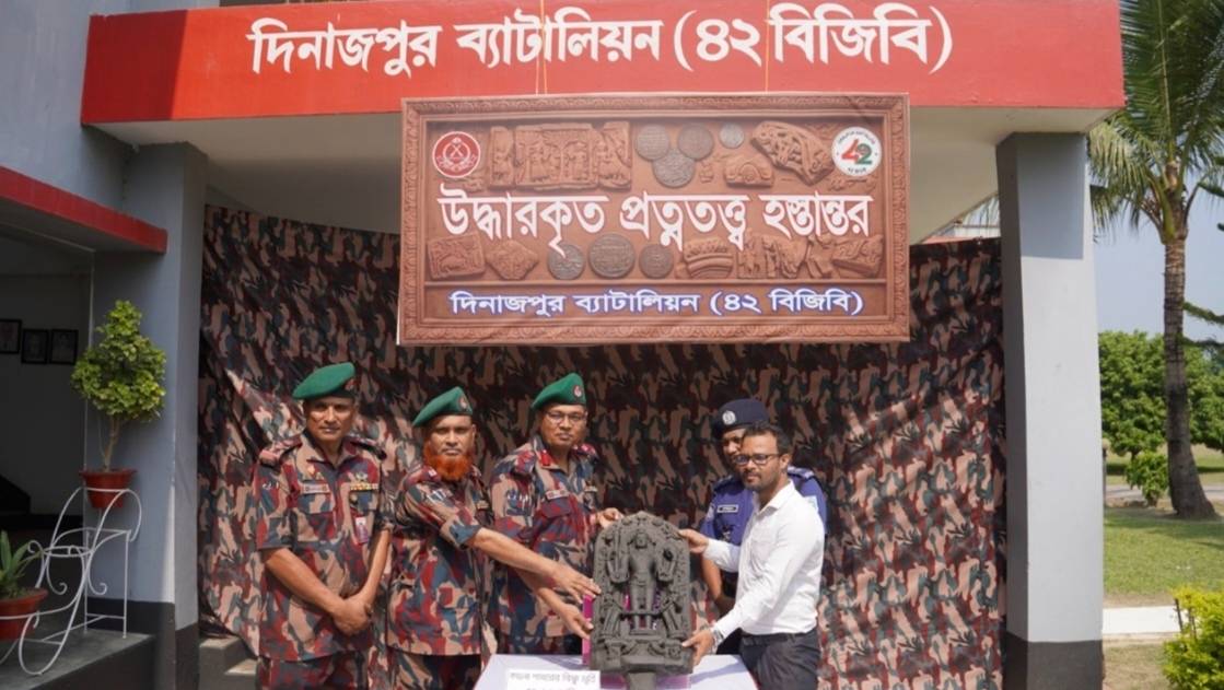 দিনাজপুরে ৩২ কেজির প্রাচীন বিষ্ণু মূর্তি প্রত্নতত্ত্ব অধিদপ্তরে হস্তান্তর