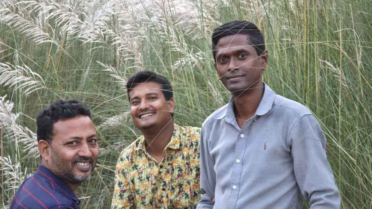 কাশফুলের চাদরে ঢেকেছে করতোয়া নদীর পাড়, দর্শনার্থীদের উপচে পড়া ভিড়
