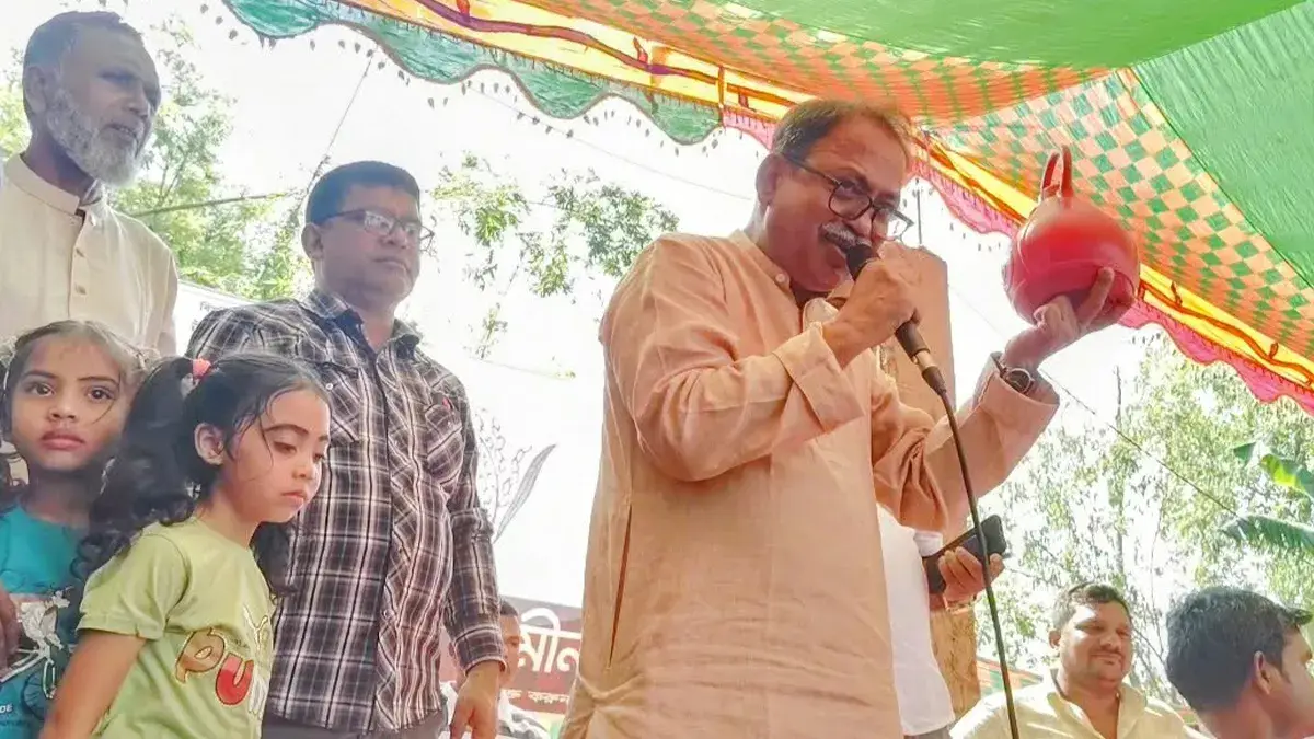 নির্বাচনী প্রচারণার খরচ জোগাতে মির্জা ফয়সল আমিনকে দুই শিশুর সঞ্চিত অর্থ দান 