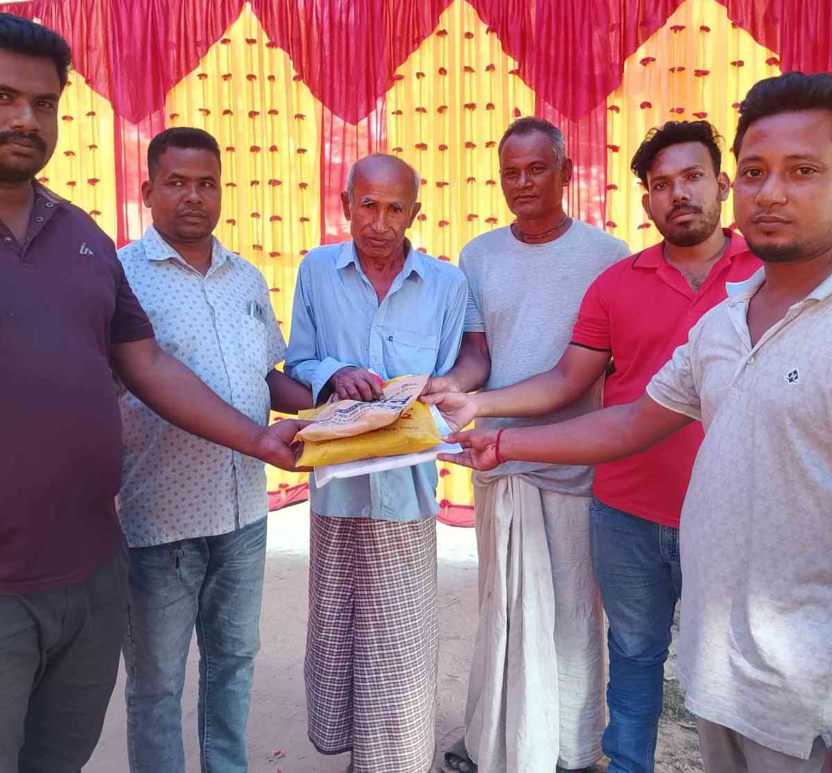 বীরগঞ্জে দুর্গাপূজা উপলক্ষে হিন্দু সম্প্রদায়ের বয়স্কদের মাঝে বস্ত্র বিতরণ
