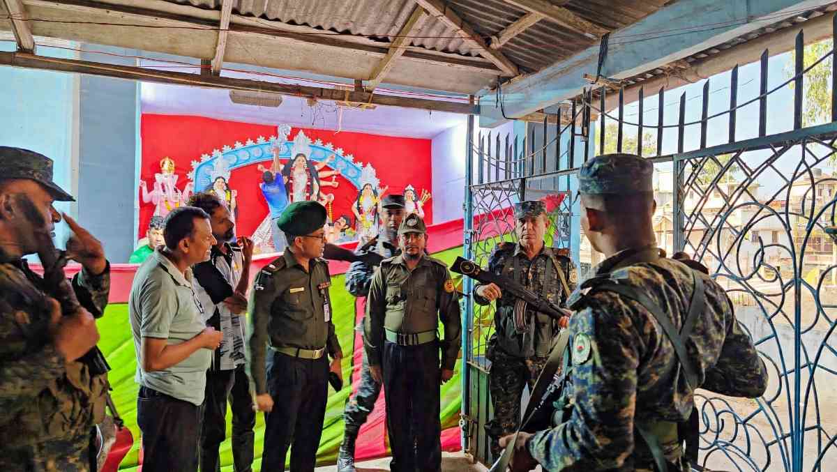 শারদীয় দুর্গোৎসবের নিরাপত্তা নিশ্চিতে দিনাজপুর পূজা মণ্ডপ পরিদর্শনে আনসার-ভিডিপি জেলা কমান্ড্যান্ট