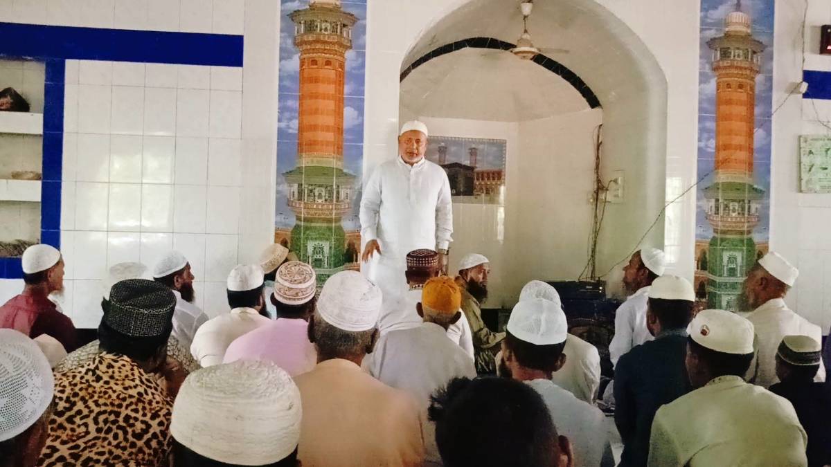 নামাজ শেষে মুসল্লিদের সাথে মতবিনিময় করেন এমপি মনজুরুল ইসলাম 