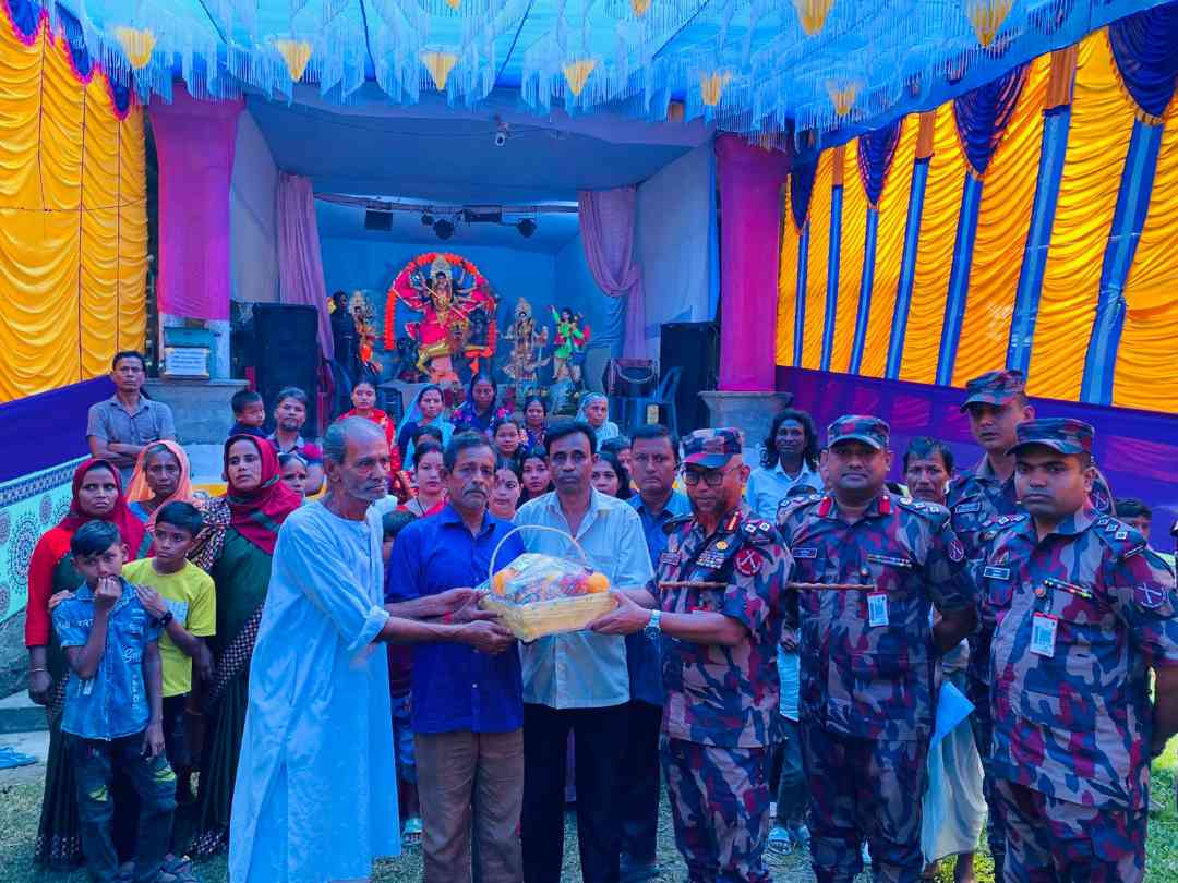 সেক্টর কমান্ডার কর্নেল মোহাম্মদ ফয়সল হাসান খান দায়িত্বপূর্ণ এলাকায় পূজা মন্ডপ পরিদর্শন