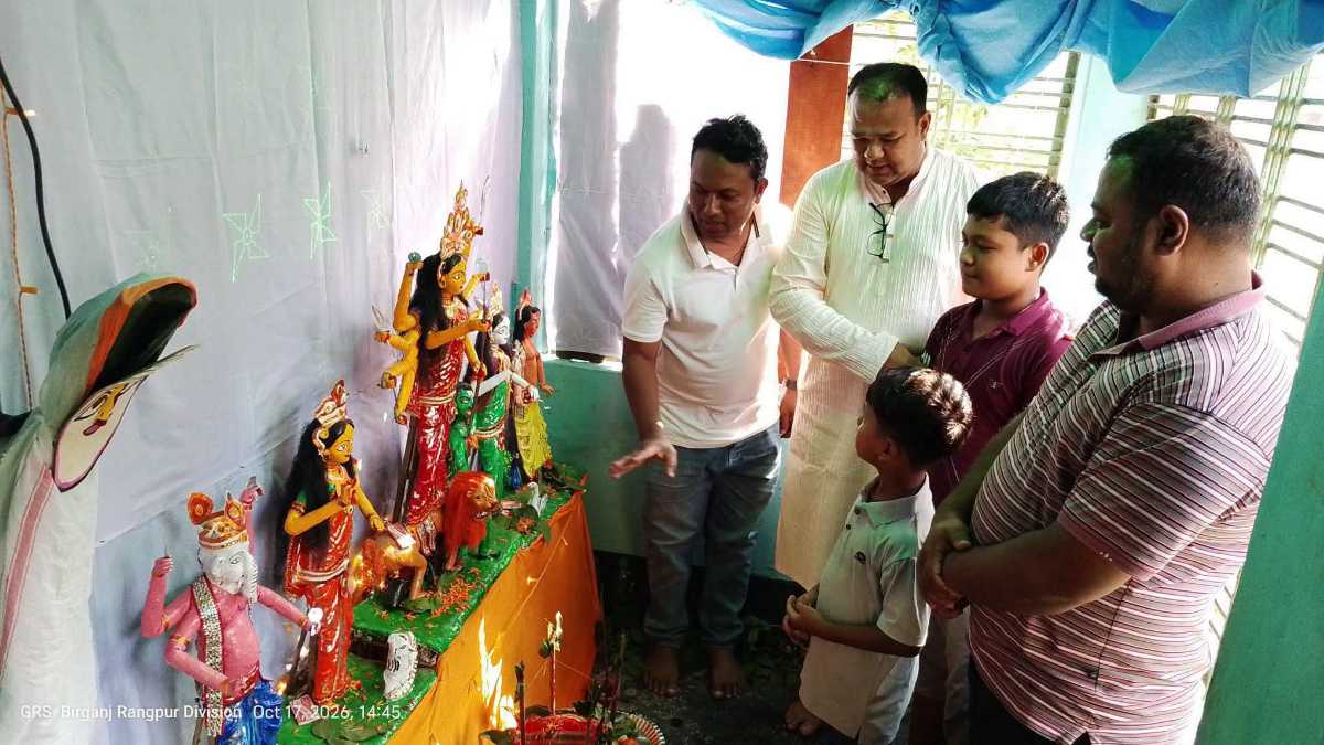 বীরগঞ্জে নিজ হাতে তৈরি প্রতিমা দিয়ে দুর্গোৎসবের আয়োজন মাধুর্য্যের বাড়িতে জননেতা আক্কাস আলী