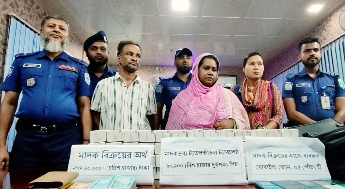 দিনাজপুরে ২০ হাজার পিস ট্যাপেন্টাডল ট্যাবলেট সহ কুখ্যাত মাদক ব্যবসায়ী দম্পতি গ্রেপ্তার