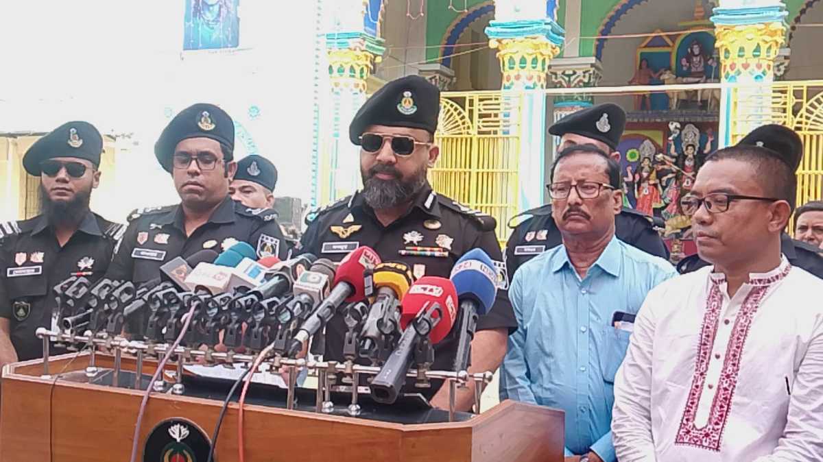 দিনাজপুরে ১ হাজার ৩শ ১৭ টি পূজা মন্ডপে নিচ্ছিদ্র নিরাপত্তার পাশাপাশি গোয়েন্দা  নজরদারি বাড়ানো হয়েছে