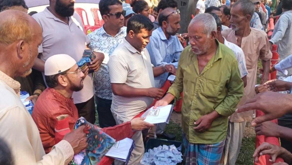 প্রায় ছয় হাজার সনাতন ধর্মাবলম্বীকে সাদিক রিয়াজ পিনাক চৌধুরী এমপি'র ব্যক্তিগত তহবিল হতে বস্ত্র বিতরণ