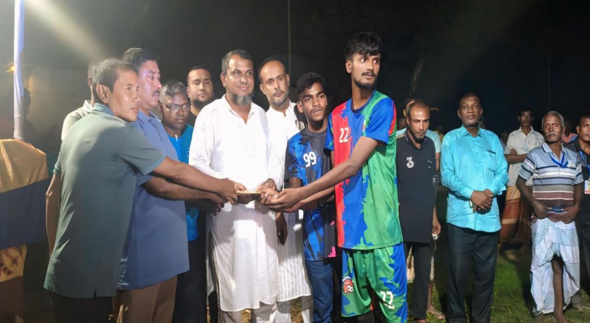 ঘোড়াঘাটে ৫ম বীর বাহা ফুটবল টুর্নামেন্টের ফাইনালে চ্যাম্পিয়ন হৃদয় যুব সংঘ