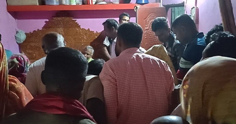 চিরিরবন্দরে মায়ের ঝুলন্ত মৃতদেহের পাশে দুই সন্তানের মৃতদেহ