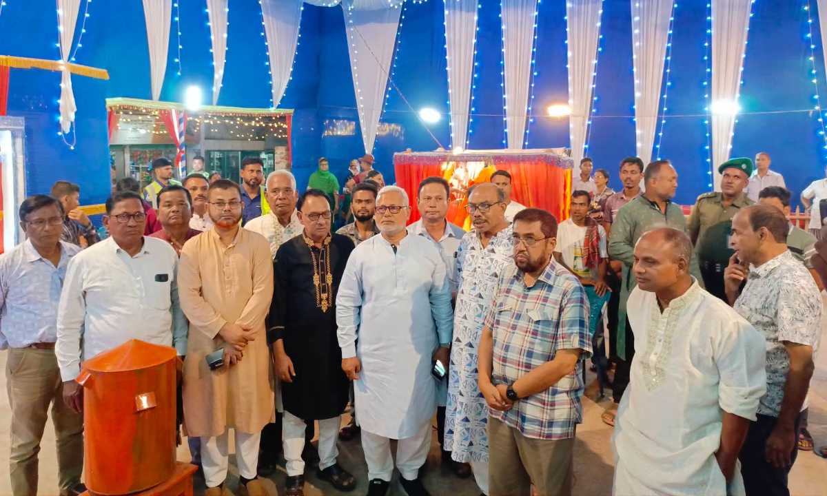বীরগঞ্জে বিভিন্ন দুর্গাপূজা মণ্ডপ পরিদর্শন করলেন এমপি মনজুরুল ইসলাম