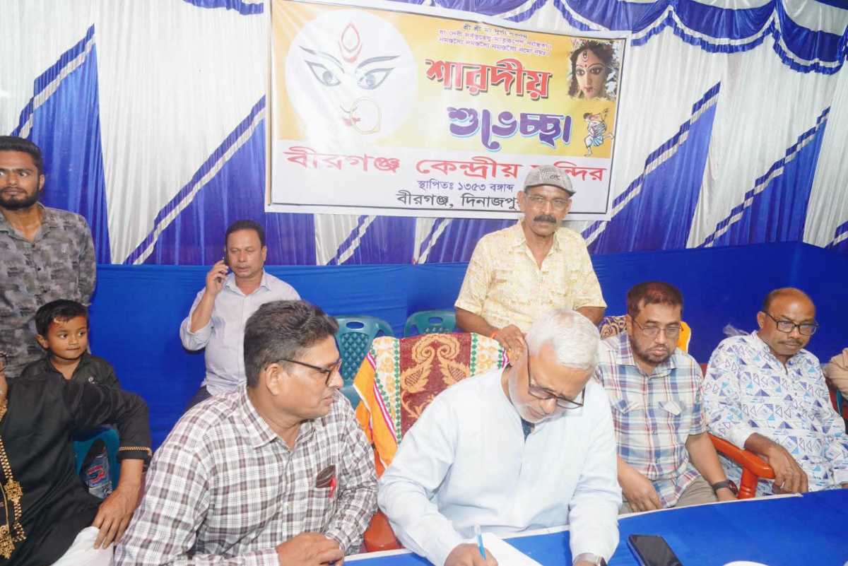 বীরগঞ্জে পৌরসভার কেন্দ্রীয় দুর্গাপূজা মণ্ডপ পরিদর্শন করলেন এমপি মনজুরুল ইসলাম